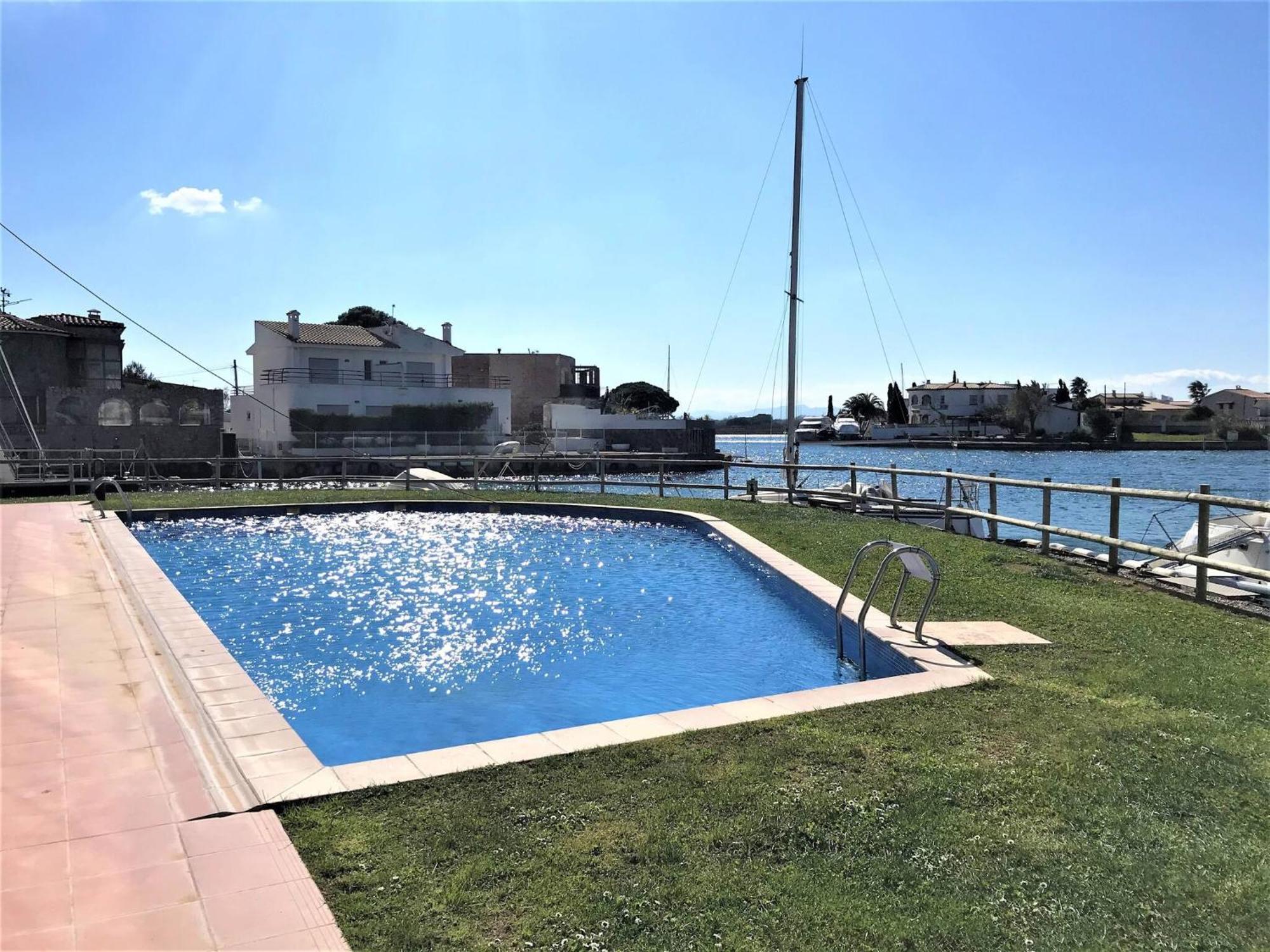 Apartamento En Roses Con Vistas Al Canal Y Piscina מראה חיצוני תמונה