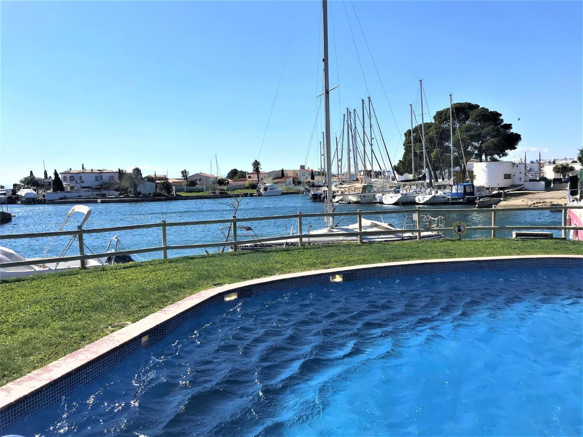 Apartamento En Roses Con Vistas Al Canal Y Piscina מראה חיצוני תמונה