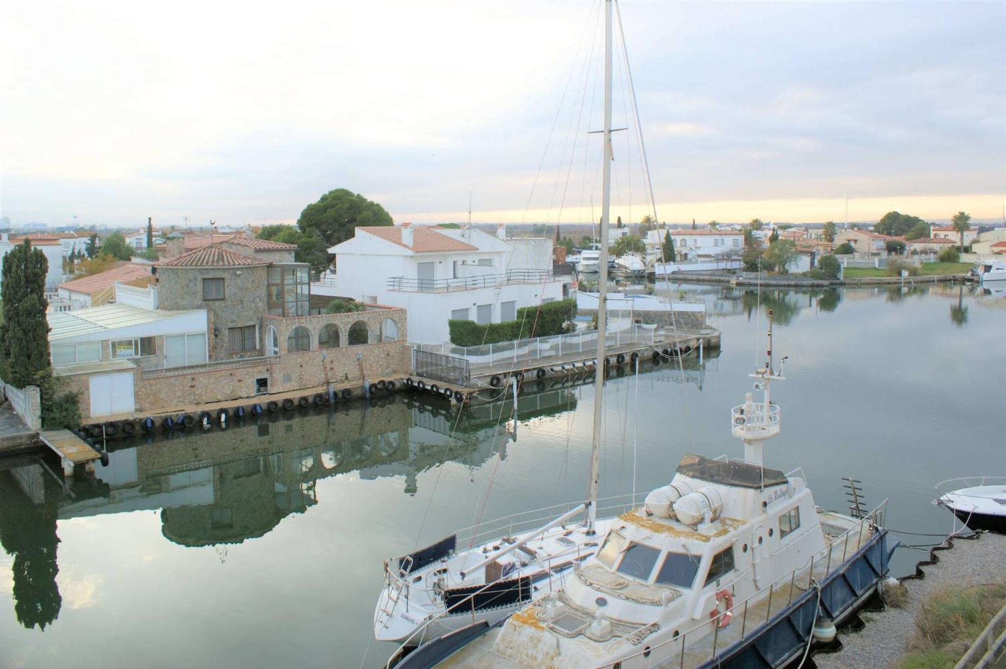 Apartamento En Roses Con Vistas Al Canal Y Piscina מראה חיצוני תמונה