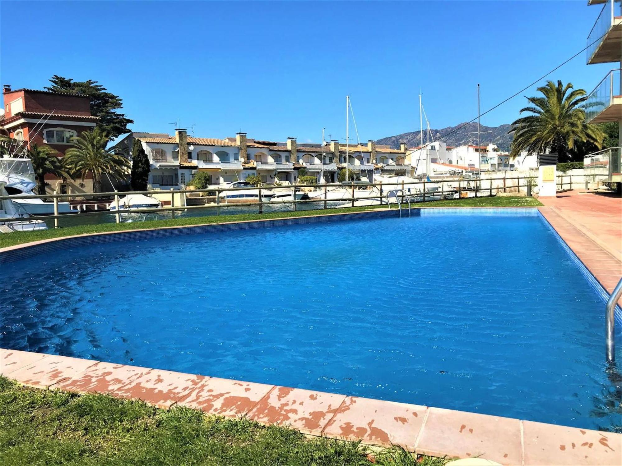Apartamento En Roses Con Vistas Al Canal Y Piscina מראה חיצוני תמונה