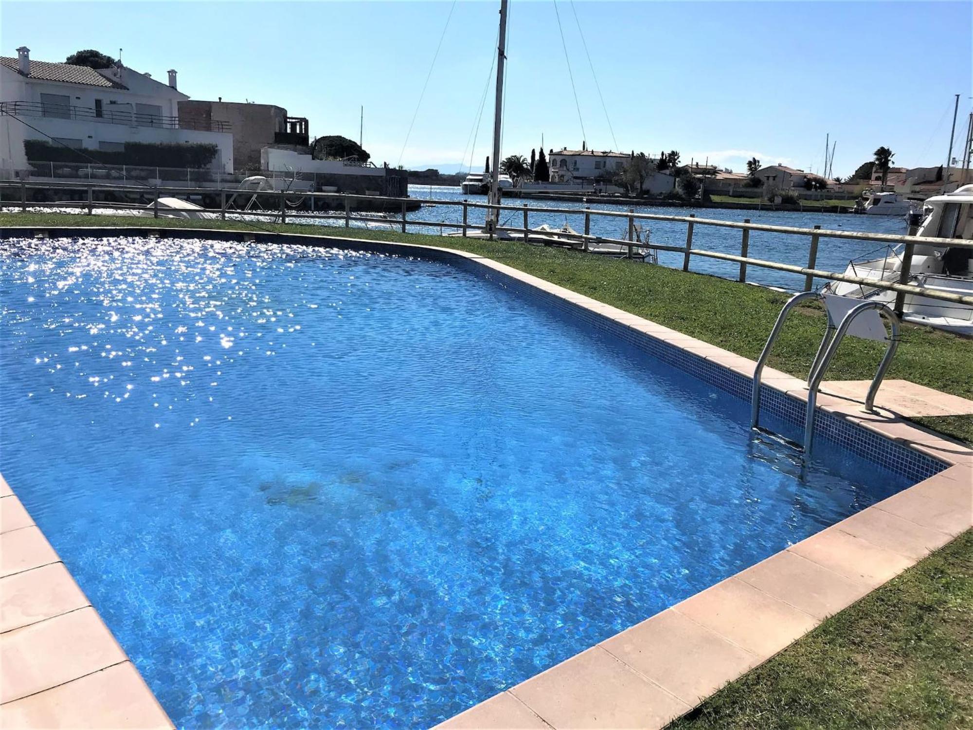 Apartamento En Roses Con Vistas Al Canal Y Piscina מראה חיצוני תמונה