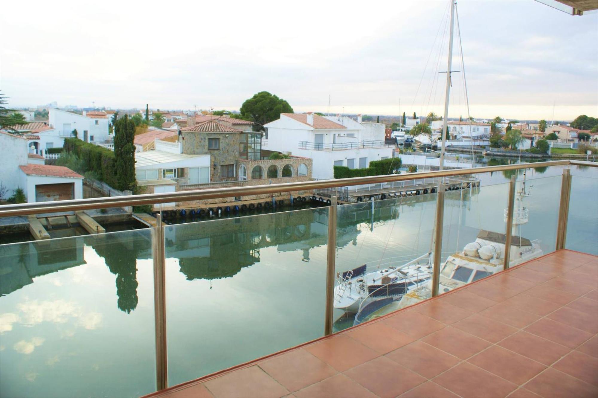 Apartamento En Roses Con Vistas Al Canal Y Piscina מראה חיצוני תמונה